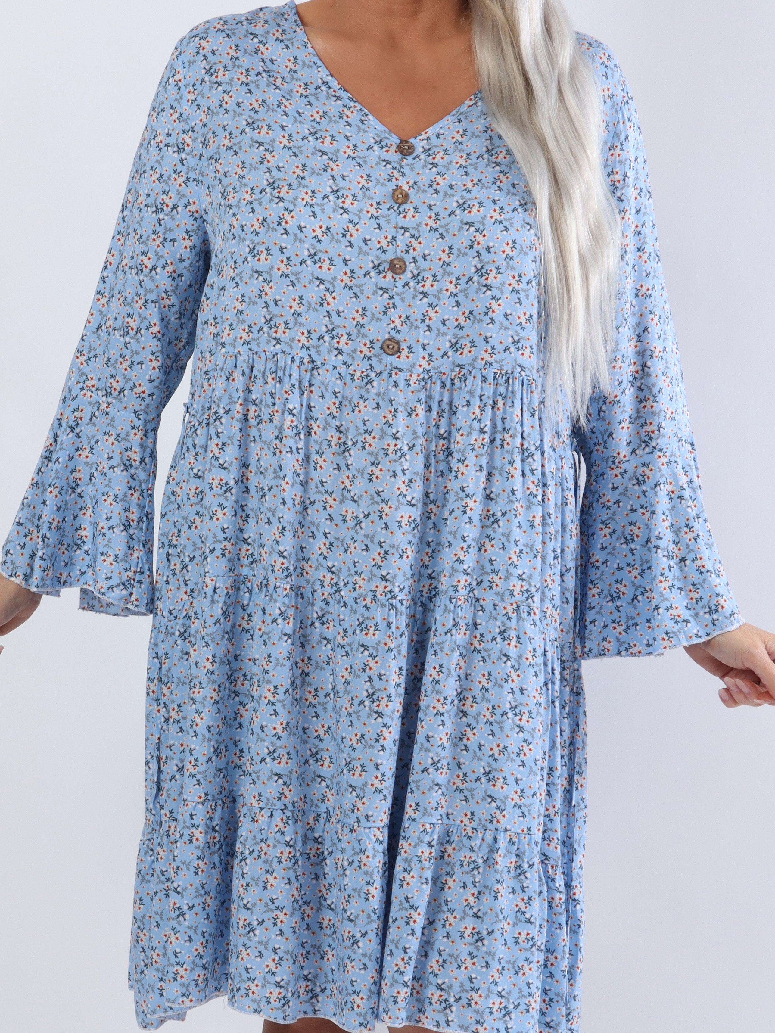 Karla - Plus size blomsterkjole i bomuld med knapper